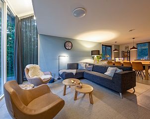 Stimmungsvoller Aufenthaltsraum am Abend im Vakantiepark Het Oude Dijkje - Vuurcoogh, De Koog, Texel.