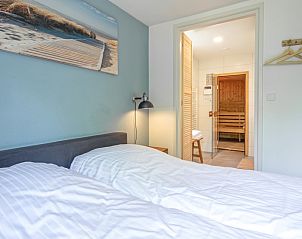 Schlafzimmer mit Zugang zur Sauna im Ferienpark Het Oude Dijkje - Vuurcoogh, De Koog, Texel.