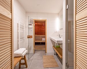 Luxurises Badezimmer mit Sauna im Ferienpark Het Oude Dijkje - Vuurcoogh, De Koog, Texel fr ultimative Entspannung.