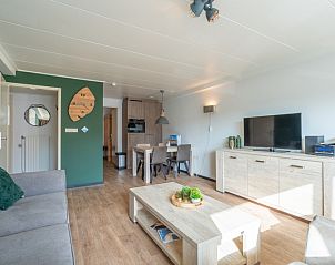 Moderne Sitzecke im Appartement Anna 218, De Koog, Texel mit Licht und Holzmbeln.