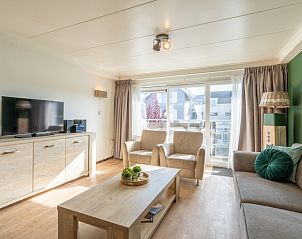 Helles Wohnzimmer mit groem Fenster und Aussicht in Apartment Anna 218, De Koog, Texel.