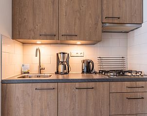 Kche mit Kaffeemaschine und Wasserkocher im Apartment Anna 218, De Koog, Texel fr einen komfortablen Aufenthalt.