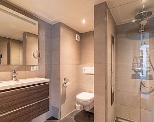 Stilvolles Badezimmer mit Dusche und Waschbecken im Appartement Anna 218, De Koog, Texel zur Entspannung.