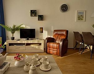 Helles und gerumiges Wohnzimmer in De Pelikaan Apartments, De Koog, Texel mit stilvollen Mbeln und Dekorationen.