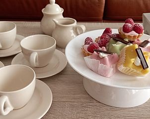 Schickes Geschirr mit bunten Sigkeiten in den De Pelikaan Apartments, De Koog, Texel fr eine gemtliche Teepause.