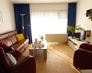 Gerumiges und helles Wohnzimmer in De Pelikaan Apartments, De Koog, Texel mit modernen Mbeln und gemtlicher Atmosphre.