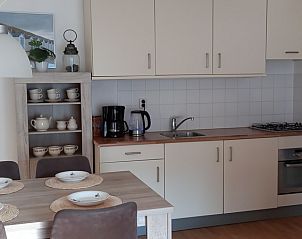 Vollstndig ausgestattete Kche in De Pelikaan Apartments, De Koog, Texel mit modernen Gerten und Geschirr.