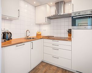 Fully equipped kitchen of Apartment Juliana 112 Zeezicht, De Koog, Texel with modern appliances.
