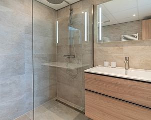 Modern bathroom in Apartment Juliana 112 Zeezicht, De Koog, Texel with spacious shower.