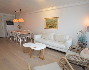 Dining room in Apartments Anna - Sun, De Koog, Texel, with spacious table and stylish decor for a relaxing stay.