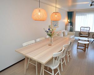 Spacious dining room with wooden table in Apartments Anna - Sun, De Koog, Texel, ideal for family dinners.