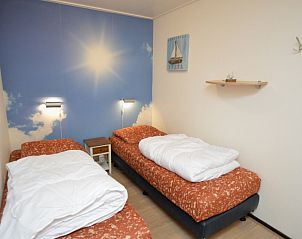 Bedroom with two single beds in Apartments Anna - Sun, De Koog, Texel, offers comfort and tranquility.
