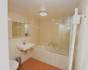 Modern bathroom with bathtub in Apartments Anna - Sun, De Koog, Texel, offers luxury and comfort.