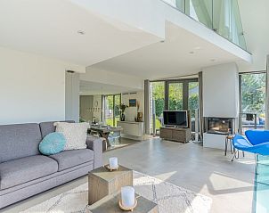 Modern living room of Duynzoom Villa 5, a vacation home in De Koog, Texel, with comfortable furnishings and lots of light.