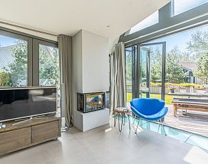 Cozy sitting area in Duynzoom Villa 5, a vacation home in De Koog, Texel, with access to the sunny terrace.