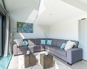 Stylish living room of Duynzoom Villa 5 in De Koog, Texel, with modern decor and lots of natural light.