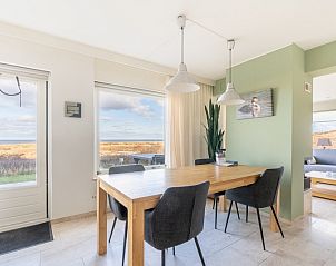 Dining area overlooking the dunes in Apartment Juliana 066 Zeezicht, perfect for cozy dinners on Texel.