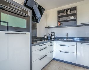 Modern kitchen with all amenities in Apartment Juliana 066 Zeezicht, located in De Koog, Texel.