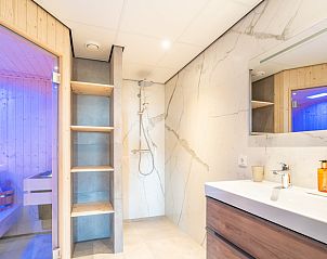 Luxury bathroom with walk-in shower and sauna in Apartment Juliana 066 Zeezicht, De Koog, Texel.