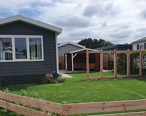 Vacation home Chalet Bregkoog 154 in De Koog, Texel, with spacious garden and terrace.