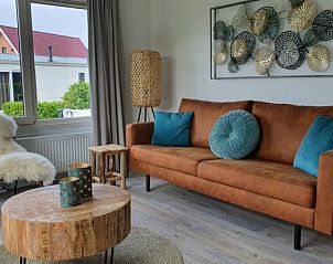 Stylish living room in Chalet Bregkoog 154, De Koog, Texel, with comfortable seating area.
