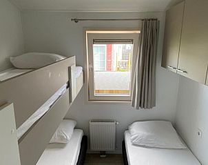 Bedroom with bunk beds in Chalet Bregkoog 154, De Koog, Texel, ideal for children.