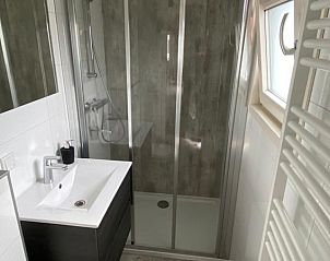 Modern bathroom in Chalet Bregkoog 154, De Koog, Texel, with shower and sink.