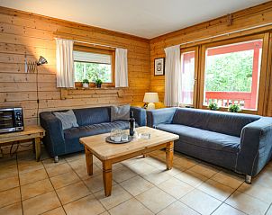 Gemtliches Wohnzimmer mit bequemen Sofas im Vakantiepark Het Oude Dijkje, De Koog, Texel, ideal zum Entspannen.