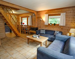 Offenes Wohn- und Esszimmer im Ferienpark Het Oude Dijkje, De Koog, Texel, mit Holzausstattung und viel Licht.