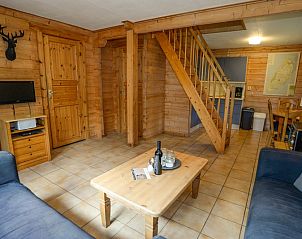 Gerumiger Innenraum mit Holztreppe im Vakantiepark Het Oude Dijkje, De Koog, Texel, bietet eine warme Atmosphre.