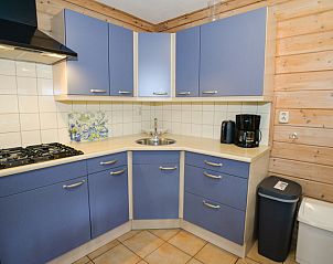Moderne Kche mit blauen Schrnken im Vakantiepark Het Oude Dijkje, De Koog, Texel, komplett ausgestattet zum Kochen.