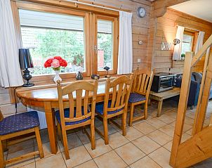 Essecke mit Holztisch und Sthlen im Vakantiepark Het Oude Dijkje, De Koog, Texel, mit Blick auf den Garten.