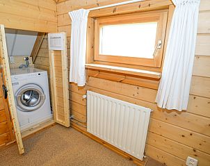 Praktischer Waschraum mit Waschmaschine im Vakantiepark Het Oude Dijkje, De Koog, Texel, fr zustzlichen Komfort whrend Ihres Aufenthalts.