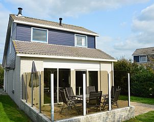 Vacation home Stappeland 76 in De Koog, Texel with sunny terrace and modern outdoor space.