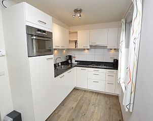 Modern kitchen of Holiday home Stappeland 76 in De Koog, Texel with spacious layout.