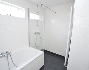 Stylish bathroom with bath and shower in Holiday home Stappeland 76, De Koog, Texel.