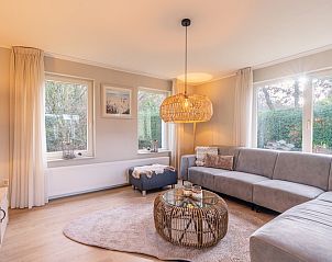 Stilvolle Einrichtung des Ferienhauses Honeysuckle 73 in De Koog, Texel mit Esszimmer und Sitzecke auf den Watteninseln.