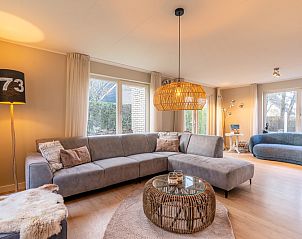 Das helle und gerumige Wohnzimmer des Ferienhauses Honeysuckle 73 in De Koog, Texel, eignet sich hervorragend zur Entspannung auf den Watteninseln.