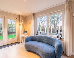 Komfortable Sitzecke im Ferienhaus Kamperfoelie 73, einem einladenden Ferienhaus in De Koog, Texel.