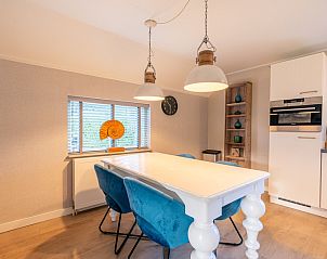 Essbereich des Ferienhauses Honeysuckle 73 in De Koog, Texel, mit Blick auf den Garten, ideal fr Mahlzeiten mit der Familie.