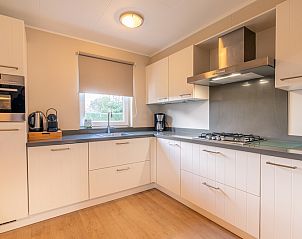 Moderne Kche im Ferienhaus Kamperfoelie 73, De Koog, Texel, ausgestattet mit allem, was man fr einen komfortablen Aufenthalt braucht.