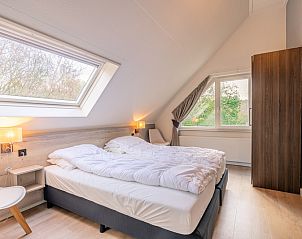 Schlafzimmer mit Doppelbett im Ferienhaus Kamperfoelie 73, De Koog, Texel, bietet Ruhe und Komfort auf den Watteninseln.