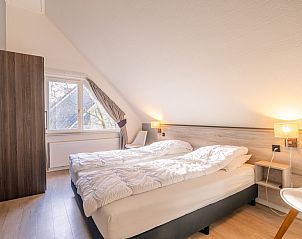 Helles Schlafzimmer im Ferienhaus Honeysuckle 73, De Koog, Texel mit Dachfenster fr natrliches Licht.