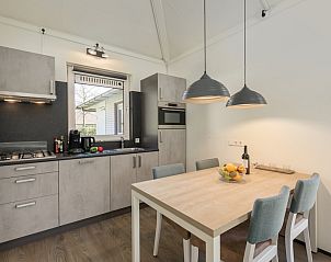 Sfeervolle slaapkamer in T4M Comfort bungalow, De Koog, Texel met uitzicht op de natuur van de Waddeneilanden.