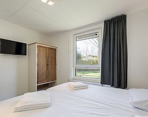 Moderne badkamer in T4M Comfort bungalow, De Koog, Texel met inloopdouche en stijlvolle wastafel, ideaal voor een ontspannen verblijf.