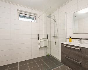 Moderne badkamer in T4M Comfort bungalow, De Koog, Texel, met stijlvolle douche en wastafel voor ultiem comfort op de Waddeneilanden.