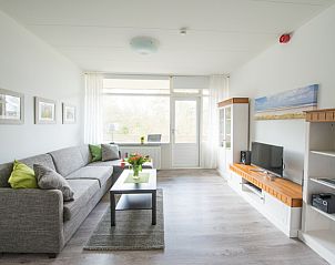't Kerckeland - Appartement Kerckeland 88 in De Koog, Texel bietet ein helles, modern eingerichtetes Wohnzimmer mit Blick auf die Natur.