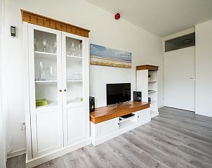 Stilvolles Wohnzimmer in 't Kerckeland - Apartment Kerckeland 88, De Koog, Texel mit Unterhaltungsmglichkeiten und Glasschrank.
