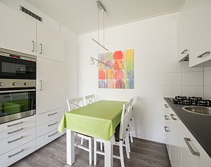 Voll ausgestattete Kche von 't Kerckeland - Apartment Kerckeland 88, De Koog, Texel mit modernen Gerten und gemtlicher Essecke.