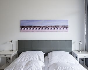Ruhiges Schlafzimmer in 't Kerckeland - Apartment Kerckeland 88, De Koog, Texel mit Doppelbett und minimalistischer Einrichtung.